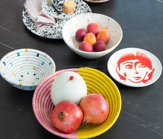 Teller, Schalen und Schüsseln im Marokko Style auf schwarzem Marmortisch.