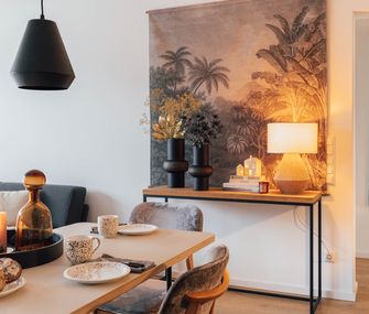 Dekoriertem Esstisch und Beistelltisch mit Dekobild