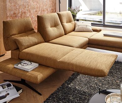 Sofas mit Relaxfuntionen entdecken Goldfarbenes Ecksofa mit verstellbaren Arm- und Rückenlehnen
