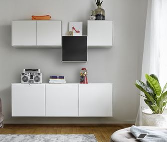 Weiße Wohnwand dekoriert mit einem Ghettoblaster und einem Kaugummiautomaten