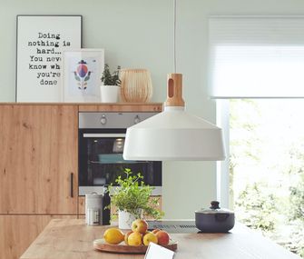 Holzküche im skandinavischen Stil mit Kräutern, Bilder, Vasen und Dekoration