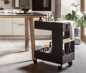 Küchen-Trolley aus schwarzem Metall in moderner Küche