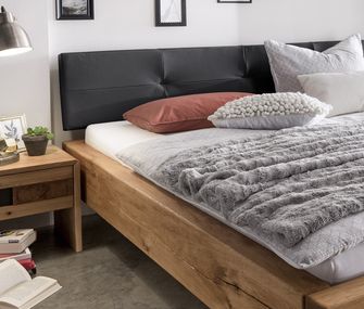 Bett und Nachttisch aus dem hellem Massivholz Eiche