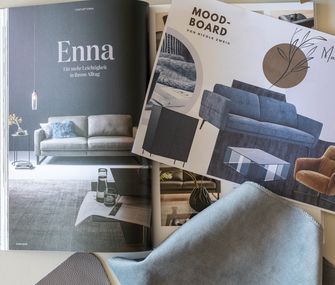 Möbelkatalog mit Moodboard neben Stoffmustern.
