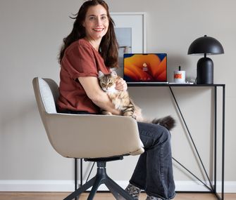 Interior Stylistin Nicole Zweig auf Stuhl Macano Interior Stylistin Nicole Zweig auf Stuhl Macano mit Katze