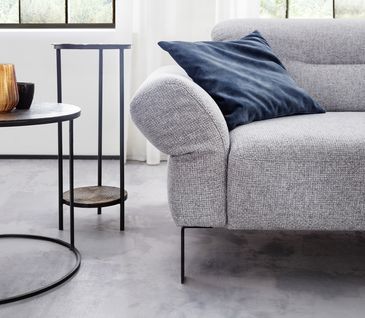 Nahaufnahme der Armlehnen vom Ecksofa David in grauem Stoffbezug