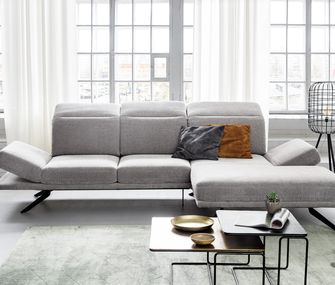 Es gibt verschiedene Stoff-Materialien, viel wichtiger, ist bei Stoffsofas aber die Art des Fleckes. Hellgraues Ecksofa mit Bezug aus Stoff in einer hellen Loftwohnung