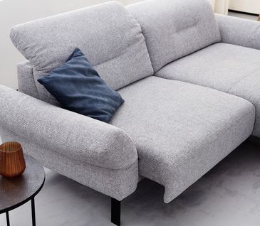 Hellgraues 2-Sitzer-Sofa mit blauem Kissen dekoriert.