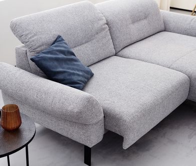 Hellgraue Nahaufnahme der Polsterung und des Auszugs von Ecksofa David