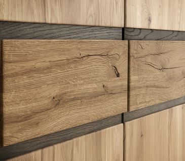 Detailansicht von Massivholz-Schrank mit geölter Oberfläche.