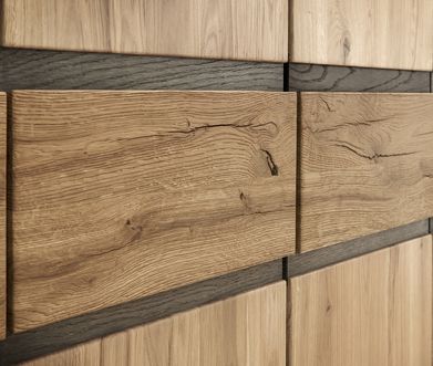 Detailansicht von Massivholz-Schrank mit geölter Oberfläche.