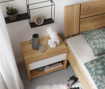 Braun-weißes Nachtkästchen aus Holz und mit einem weißen Schubkasten