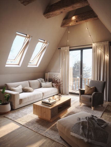 Gemütliches Wohnzimmer mit Dachschräge: Beiges Sofa und Hocker, brauner Sessel und Massivholz-Couchtisch.