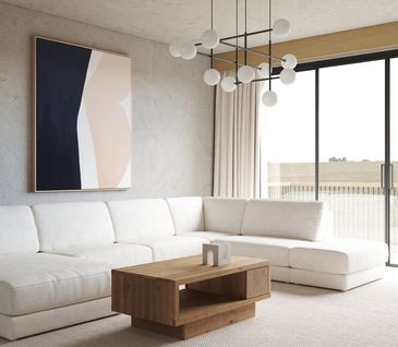 Helles Wohnzimmer im Japandi Style mit weißem Ecksofa und niedrigem Couchtisch aus Holz.