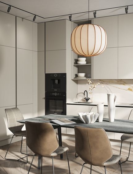 Weiße Küche im Japandi-Look mit Esstisch und hellbraunen Lederstühlen.