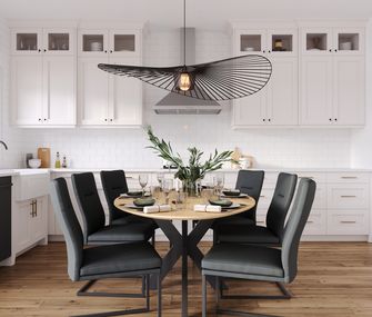 Küche mit ovalem Esstisch