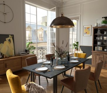 Französisch eingerichtetes Esszimmer mit Blick auf Paris