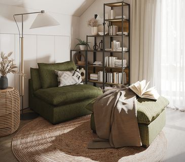 Lese-Ecke mit dunkelgrünem Sessel und passendem Hocker mit Bücherregal.