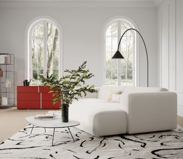 Farbakzente mit Wow-Faktor im Wohnzimmer: Eine rote Kommode in Kombi mit weißen Möbeln. Wohnzimmer mit weißem Ecksofa, Beistelltisch in Marmor-Optik und roter Kommode.