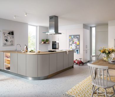 Moderne L-Form Küche in Hellgrau.