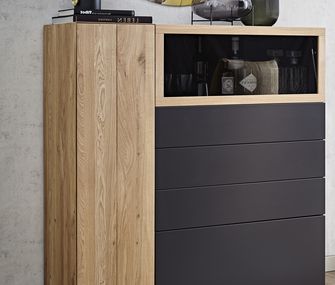 Es gibt passende Highboards, auch für Ihren Wohnstil! Highboard aus Eichenholz und schieferfarbenen Schubladen.