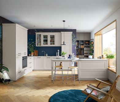 Moderne Landhausküche in Weiß.