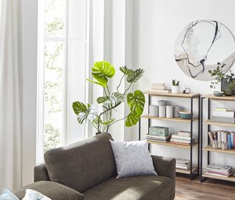 Symmetrische Regal aus Holz sind zeitlose Klassiker Zwei Regale mit hölzernen Einlegeböden dekoriert mit Büchern, Vasen und Lampen