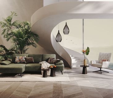 Grünes Ecksofa auf beigem Teppich vor Grünpflanzen und Wendeltreppe