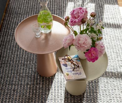 Zwei runde Beistelltische aus Keramik in Rosa und Beige.