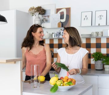 Nicole Zweig und ihre Freundin Bianca beim gemeinsamen Kochen in der Küche.