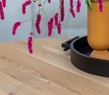 Massivholz Esstisch Phoenix: Langlebigkeit, Stabilität und stilvolles Design vereint. Detailbild von Esstisch aus Massivholz Eiche.