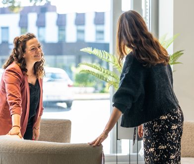 Kundenberaterin ist Kundin beim Kauf Ihren neuen Sofas behilflich.
