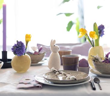 Oster-Tischdeko mit Häschen, Narzissen und Hyazinthen.