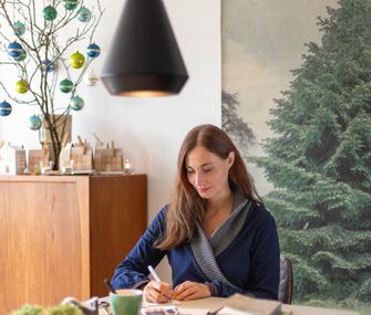 Nicole bastelt am Tisch Weihnachtsdeko