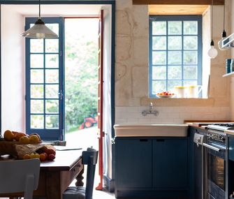 Küche mit Essbereich im französischen Landhausstil.