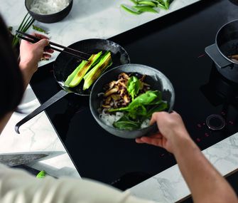 Zubereitung von Gemüse auf einem extrabreiten Induktionskochfeld mit Touchbedienung