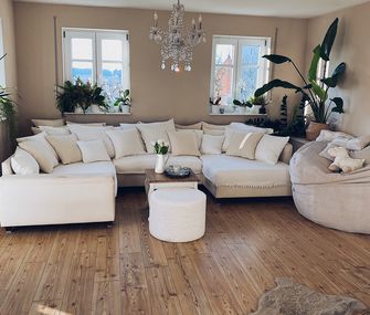 Weißes Sofa in einem Landhaus-Wohnzimmer