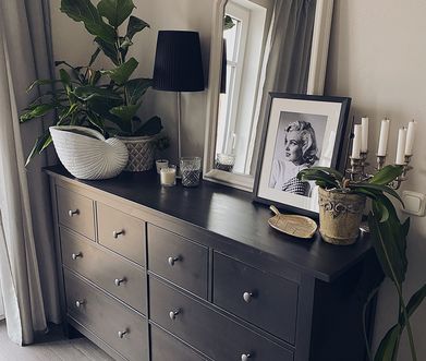 Wohnzimmer im Landhausstil in Schwarz und Grau.