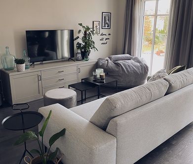 Wohnzimmer im modernen Landhausstil in Grau.