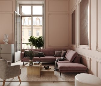 Rosa Stoffsofa mit naturfarbenem Sessel und beigem Hocker in hellem Altbauambiente mit Pariser Flair