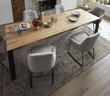 Modernes Esszimmer mit großem Holz-Esstisch und beigen Esszimmer-Stühlen.