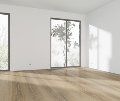 Leerer Raum mit zwei bodentiefen Fenstern.