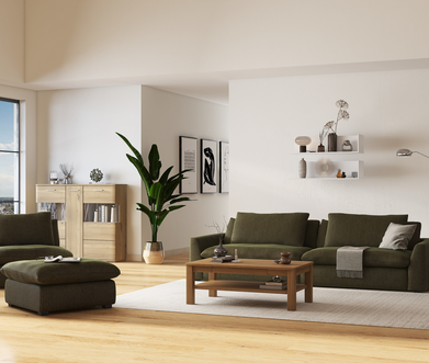 Wohnzimmer mit grünem Sofa, grünem Sessel und passendem Hocker mit Massivholz-Couchtisch und Sideboard.