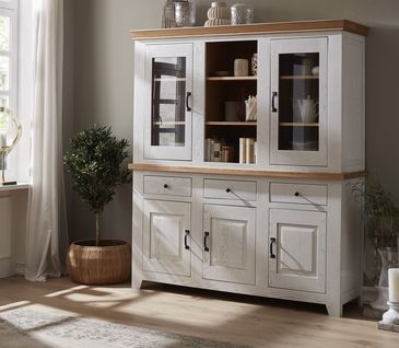Buffetschrank aus Massivholz weiß lackiert und natürlichen Holzelementen.