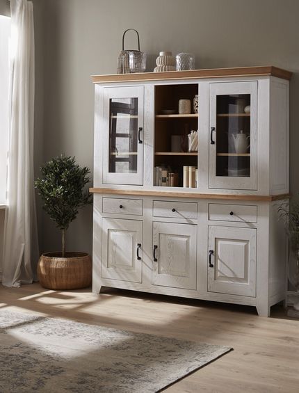Buffetschrank aus Massivholz weiß lackiert und natürlichen Holzelementen.