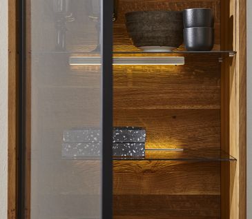 Blick in eine Vitrine mit Gläsern und Deko.