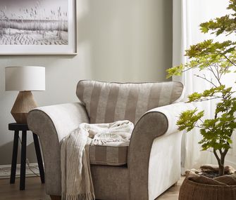 Beiger Sessel im englischen Landhaus-Look.