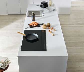 Inspiration zu deiner Traumküche findest du auf Homepoet! Weiße Kücheninsel mit Kochfeld, Spüle und viel Arbeitsfläche