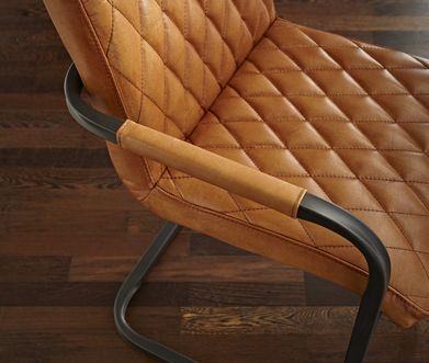 Freischwingerstuhl in braunem Leder.