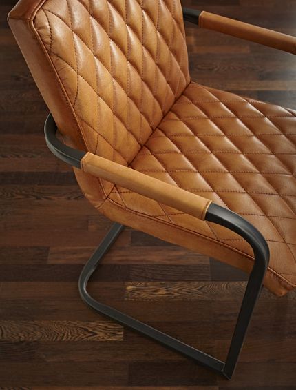 Freischwingerstuhl in braunem Leder.